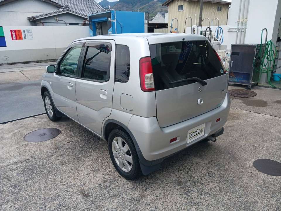 リアビューも全体的にスッキリとした印象に仕上がり、汚れが付きにくく落としやすい状態になっています。日常使いでもキレイを維持しやすくなります。