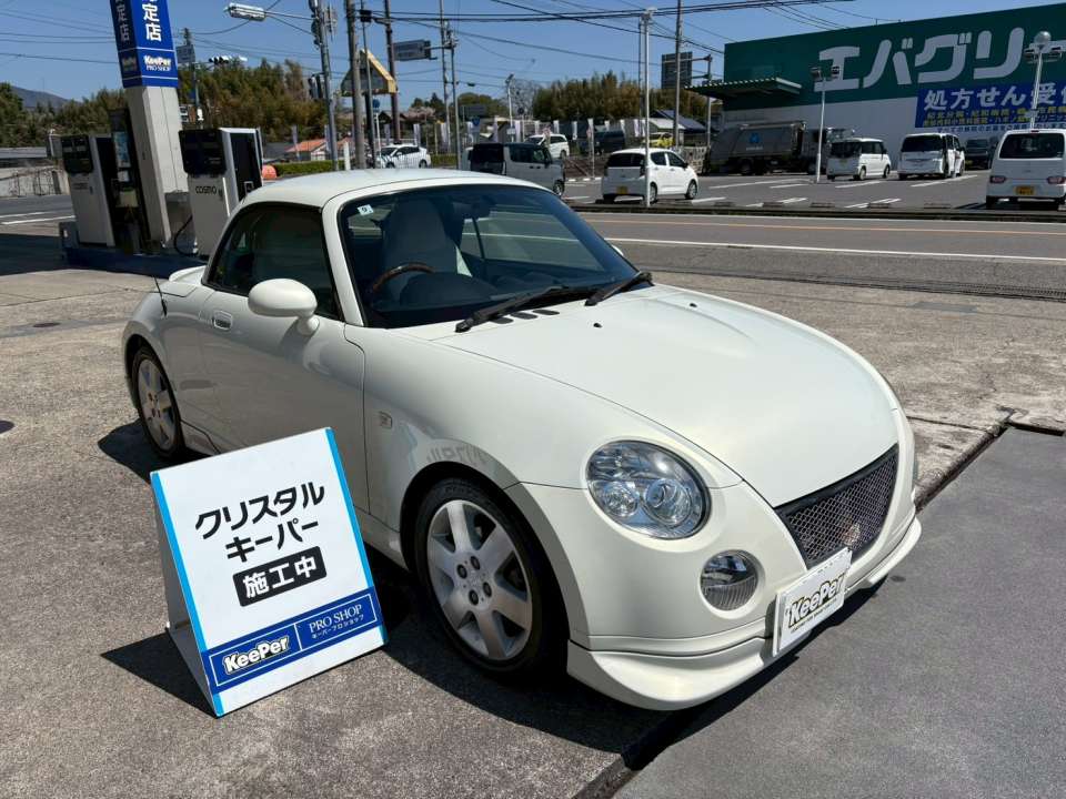 屋外で見ると、コーティングによる艶と映り込みの違いがより分かります。ボディ表面がなめらかになり、汚れが付きにくく落としやすい状態になっています。日常のお手入れも楽になります。