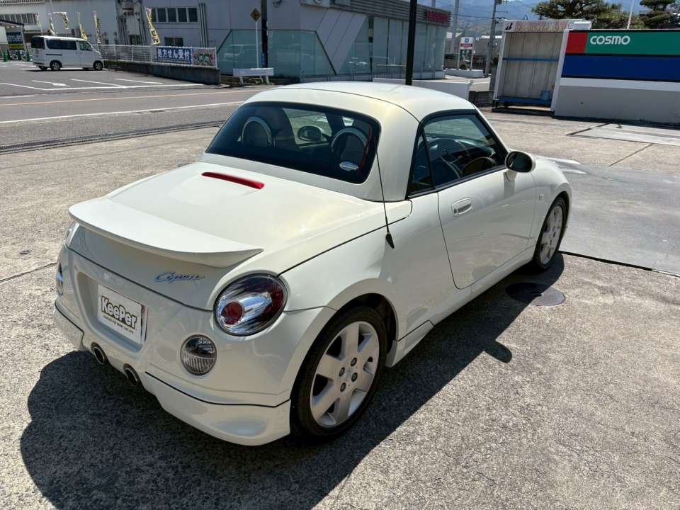 リアから見ても、ボディ全体の統一感ある艶がしっかり出ています。細かい部分まで整えることで、車全体の印象が引き締まり、よりきれいに見える仕上がりになりました。