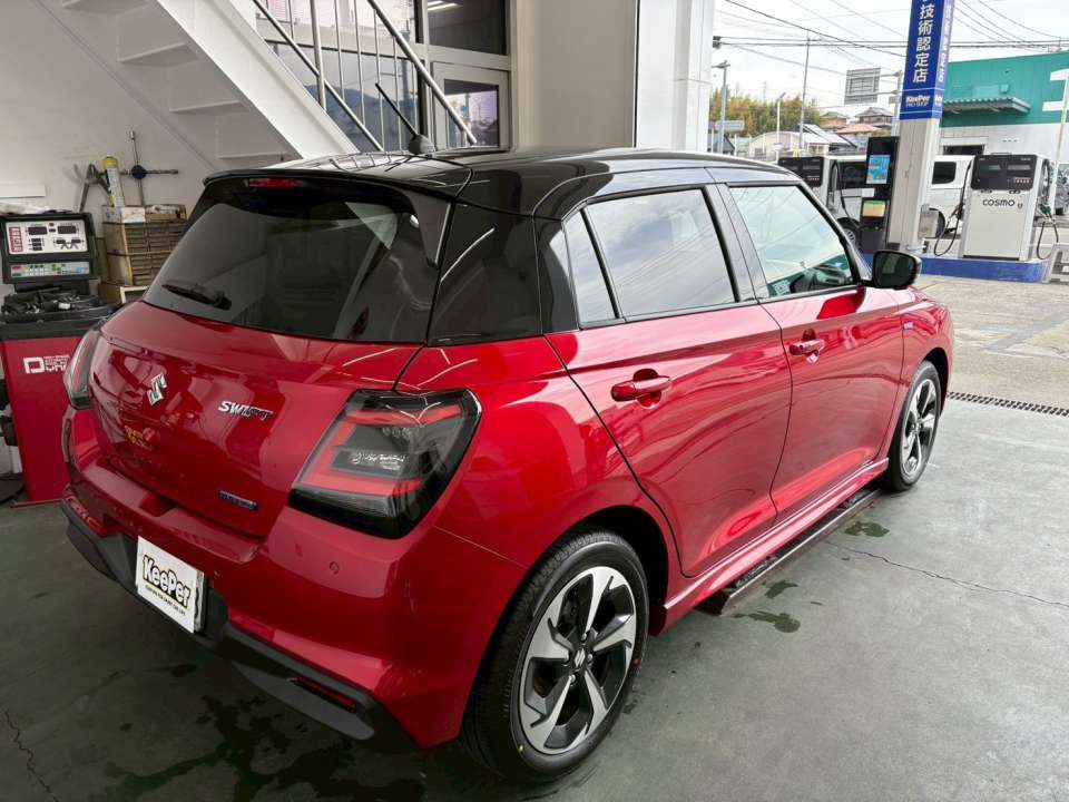 リアまでしっかりと艶が整い、全体の統一感ある仕上がりになっています。黒ルーフとのコントラストもより際立ち、スイフト本来のスタイリッシュなデザインがさらに引き立っています。