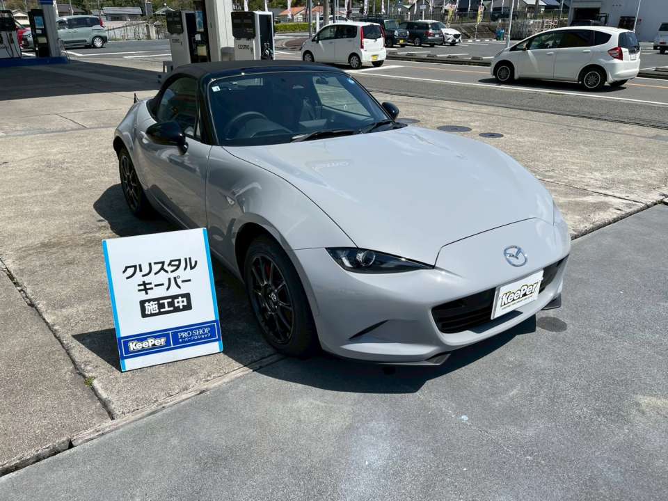 白ボディでもしっかり分かるツヤと透明感。 クリスタルキーパー施工により、ボディ全体がなめらかに仕上がり、光の映り込みも美しくなりました。