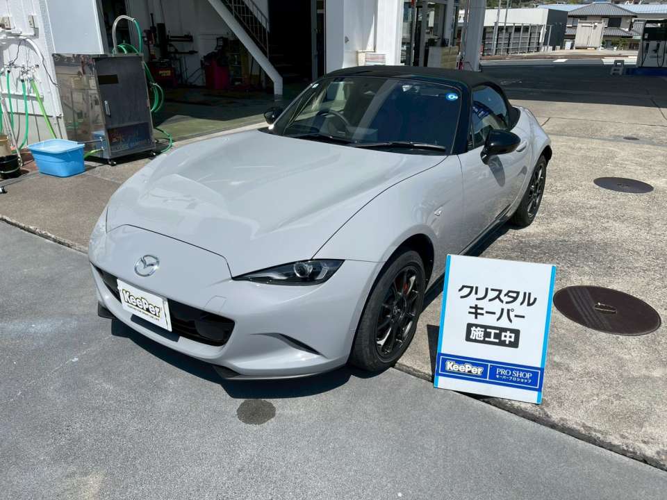 角度を変えると分かる、クリスタルキーパー特有の艶感。 フロントガラスにはフッ素コーティングを施工しているため、雨の日も視界がクリアになり安心して運転できます。