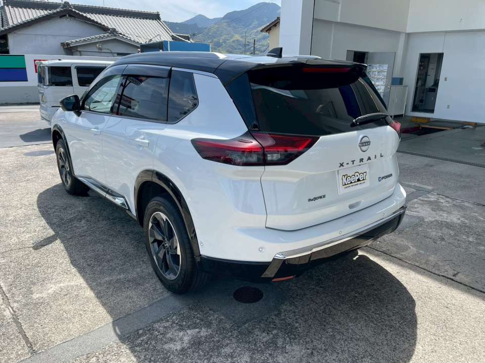 リア側からの仕上がりです。白ボディの清潔感に加えて、テール周りや黒いルーフ部分とのメリハリがよりはっきりとした印象になりました。フレッシュキーパー施工により、汚れの付着を防ぎやすくなり、長くキレイな状態を保ちやすくなります。