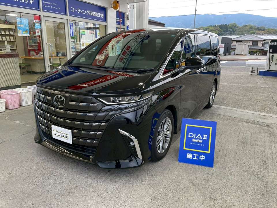 アルファードの広いボディ面にダイヤⅡキーパーを施工することで、光の反射が均一になり、どの角度から見ても美しい艶感に仕上がります。今回はフッ素ガラスコーティング全面も施工しているため、雨の日の視界も快適です。