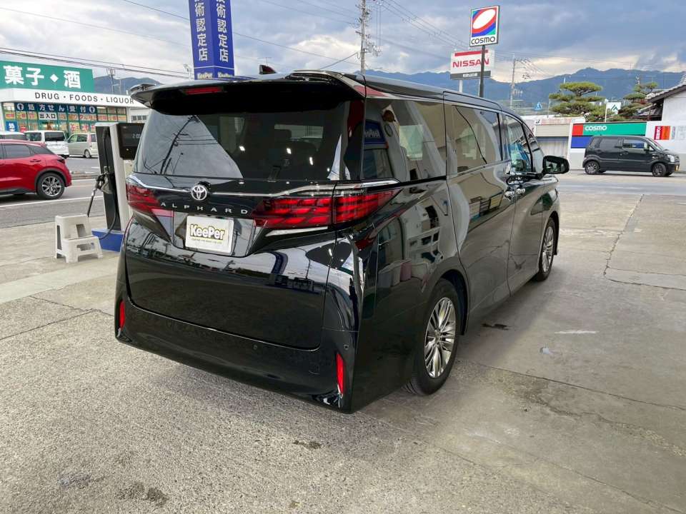 リア周りまでしっかり艶と撥水が効いた仕上がりです。アルファードのような大型車はコーティングをすることで汚れが付きにくくなり、日常の洗車も楽になります。長くキレイに乗りたい方におすすめの施工内容です。