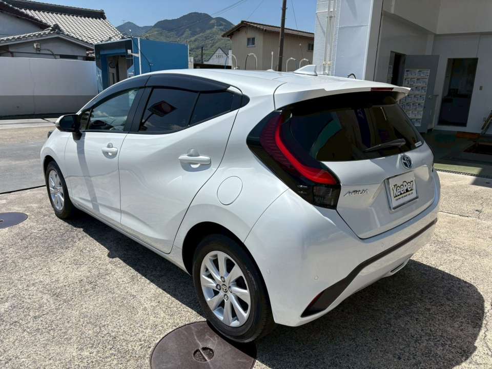 リア周りまでしっかり艶と撥水が回復しています。アクアのような日常使いのお車でも、コーティングメンテナンスを行うことで汚れにくさと洗車のしやすさが大きく変わります。