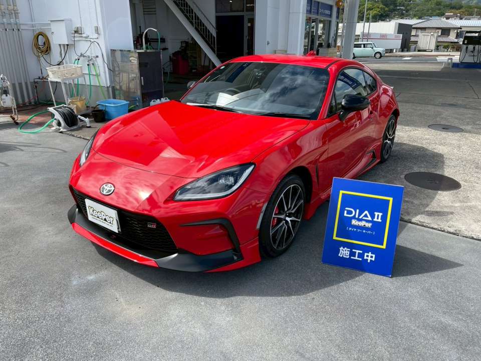 鮮やかな赤ボディにダイヤⅡキーパー施工✨ 深い艶と映り込みが際立ち、新車以上の美しさに仕上がりました。 ゴールデンウィーク前はご予約が集中しますので、早めのご予約がおすすめです！