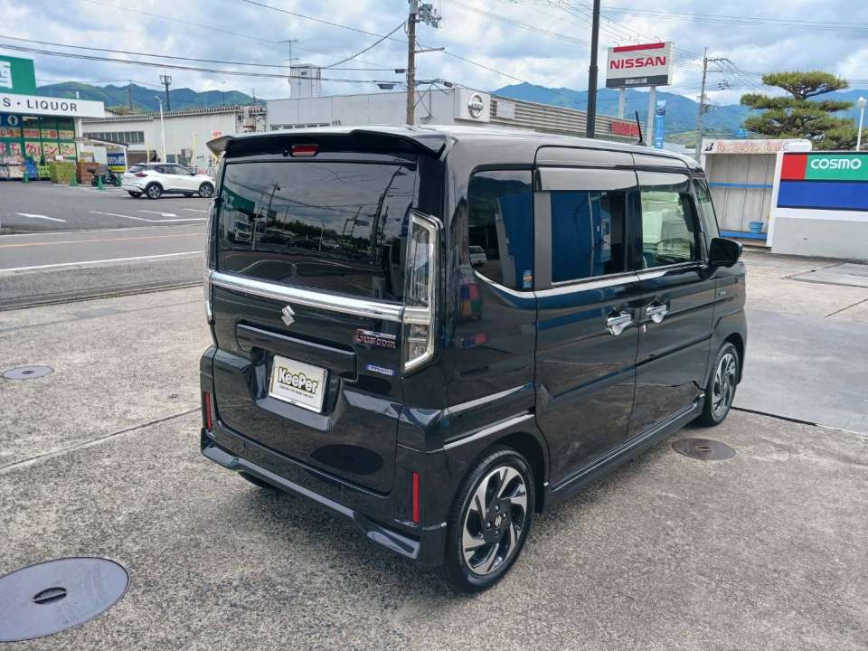 リア部分までしっかりコーティングを施工。 どの角度から見ても艶が均一で、全体の仕上がりがワンランクアップしています。 1年ごとの施工でキレイを維持できるのもクリスタルキーパーの魅力です。