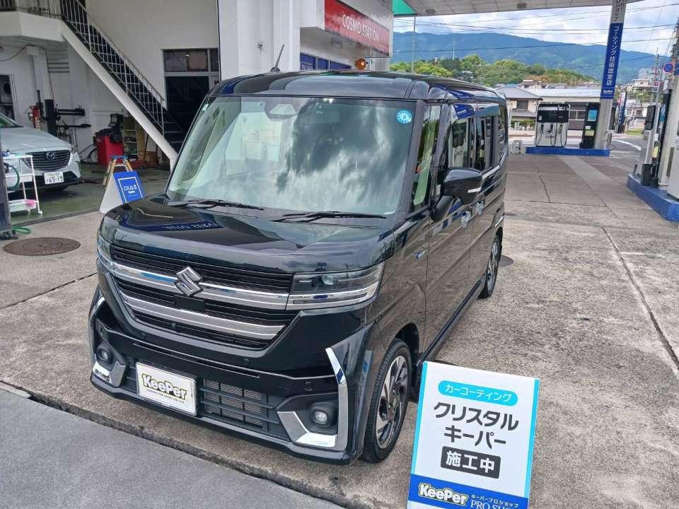 フロント周りは特に艶の違いが分かりやすい部分です。 クリスタルキーパー施工により、光沢が増し引き締まった印象に。 黒い車ほどコーティングの効果を実感しやすいのが特徴です。