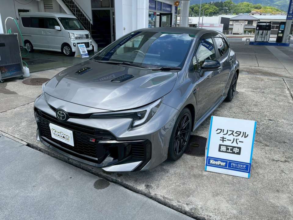 フロント周りは特に艶と映り込みが分かりやすく、コーティング後の違いをしっかり体感できる状態です。 汚れが付きにくくなり、普段の洗車もぐっとラクになります。 足元のマットホイールも専用コーティングで保護し、質感を損なわずキレイを維持しやすくしています。