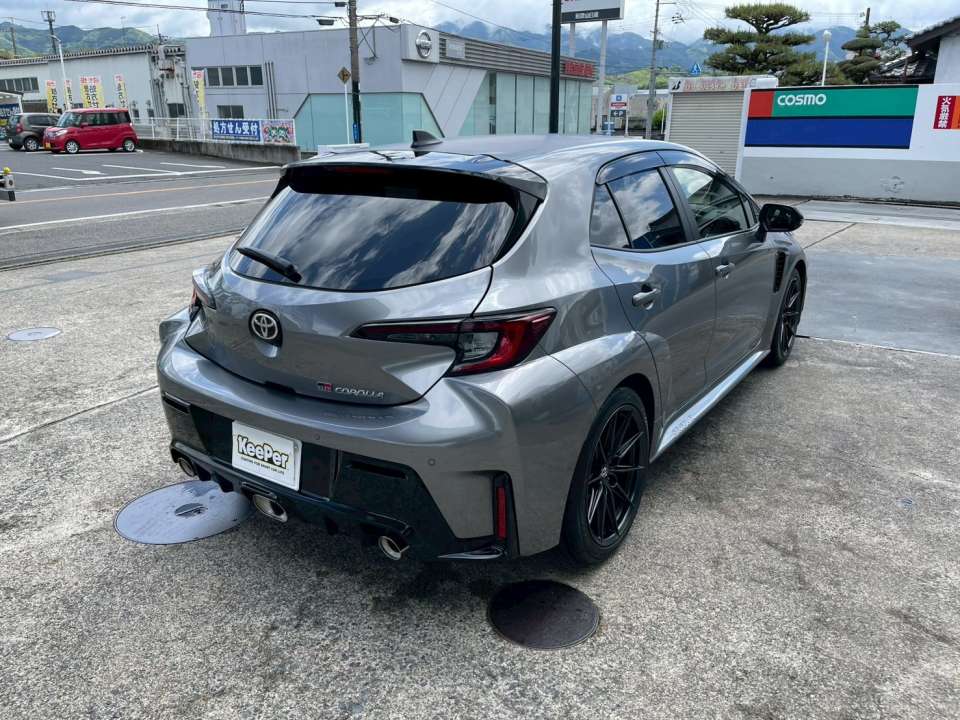 リアビューもツヤと締まりが出て、全体のバランスがより引き締まった印象に仕上がりました。 マットホイールコーティングによりブレーキダストの付着も軽減され、洗浄もしやすくなっています。 ボディ・ガラス・ホイールまでトータル施工で、お車全体の美観とメンテナンス性が向上しています。