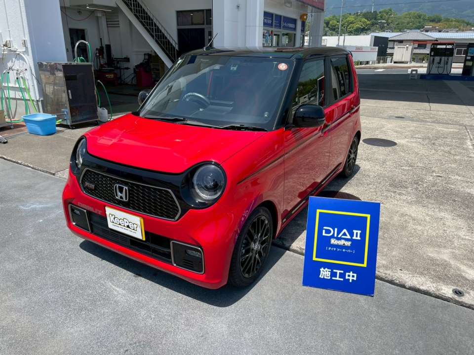 ボディ全体を整えながらコーティング表面をリフレッシュ。日頃の洗車では落としきれない汚れもリセットし、しっかりとしたツヤに仕上がっています。