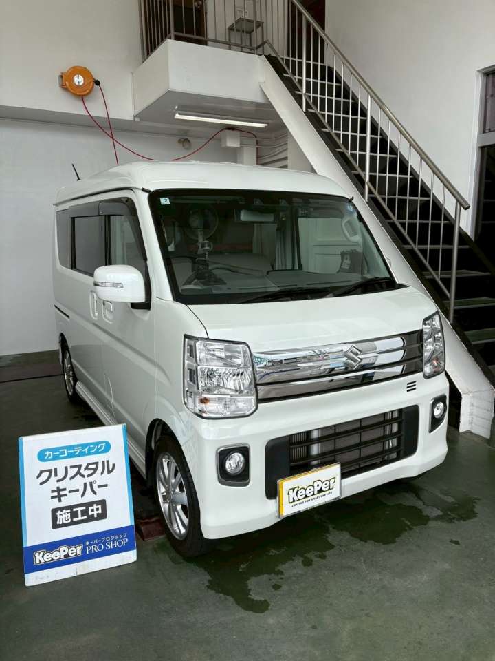 クリスタルキーパー施工で、白いボディの透明感とツヤがさらにアップ。普段の洗車もしやすく、汚れが付きにくい状態に仕上がりました。