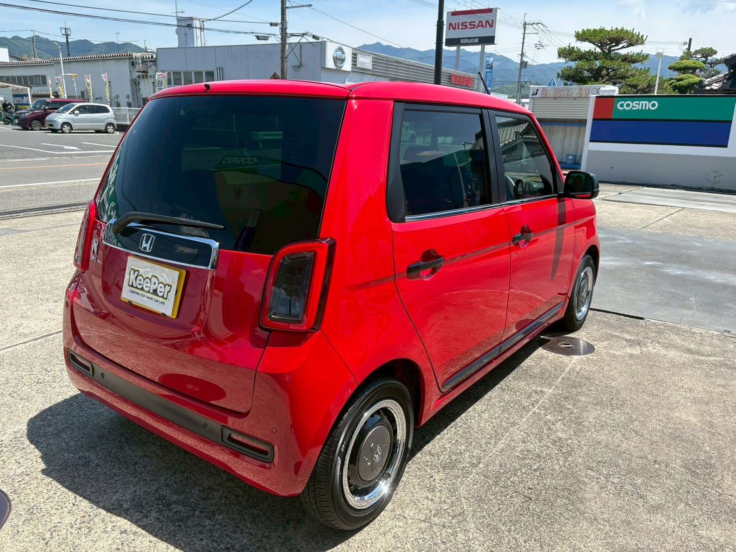リアまわりまで艶やかな仕上がりになりました。 赤色ボディの発色がより鮮やかになり、後ろ姿にも高級感が生まれています。普段のお手入れもラクになり、洗車後のキレイな状態が長続きします。