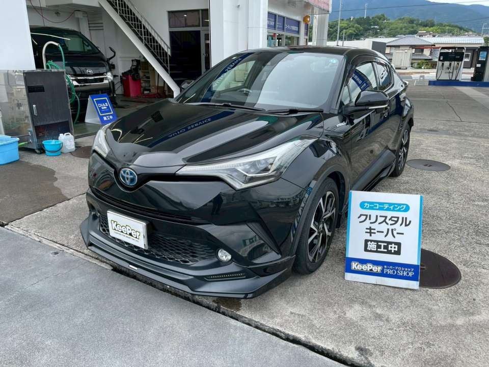 ガラス特有の深いツヤと映り込みが美しい仕上がりです。クリスタルキーパーは汚れが付きにくくなり、普段のお手入れや洗車もラクになります。フロントガラスにはフッ素コーティングも施工し、雨の日の視界もサポートします。