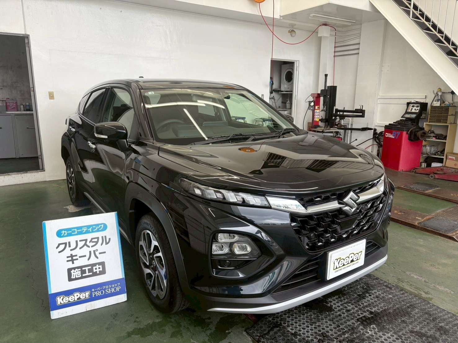 今回はクリスタルキーパーに加え、フッ素ガラスコーティング全面も施工させていただきました。ボディのツヤと保護だけでなく、雨の日の視界確保にも効果的な、梅雨時期におすすめの組み合わせです。