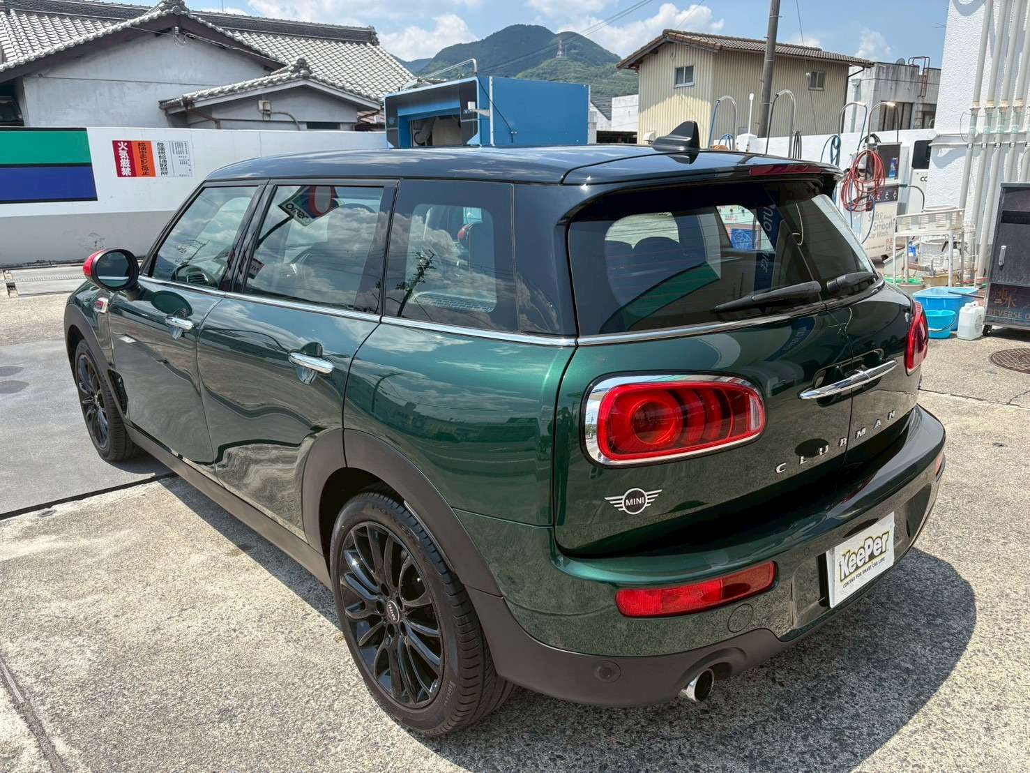 リアクォーターパネルからテール周辺まで艶が均一に仕上がり、美しい光沢が車全体を包み込んでいます。クリスタルキーパーにより汚れが付きにくくなり、普段のお手入れも楽になります。