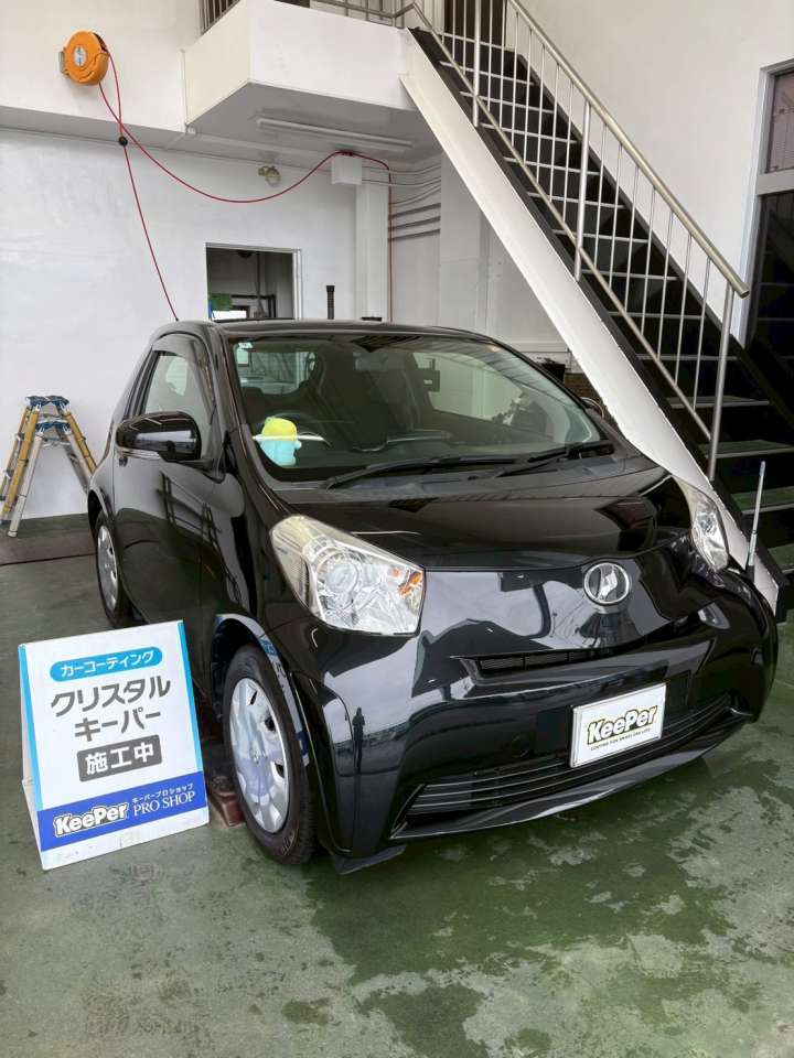 クリスタルキーパー施工完了。 トヨタ iQのブラックボディに深みのある艶が生まれ、透明感のある美しい仕上がりになりました。雨が降るたび汚れが落ちやすく、お手入れも楽になります。