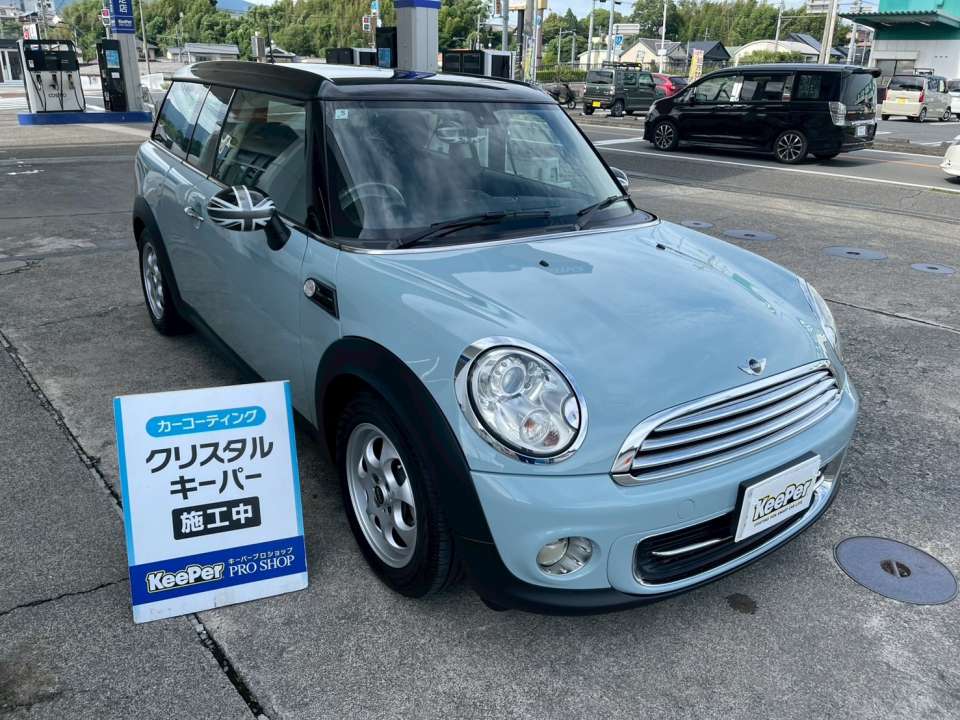 MINI クラブマン クリスタルキーパーと樹脂フェンダーキーパー施工 水色のボディの透明感あるツヤと樹脂パーツの深い黒さ