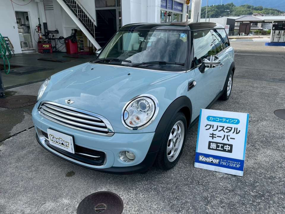 ボディだけでなく、フェンダーやバンパーの無塗装樹脂までしっかり保護。ボディの輝きと樹脂の深みのある黒さが調和し、新車のような美しい仕上がりです。