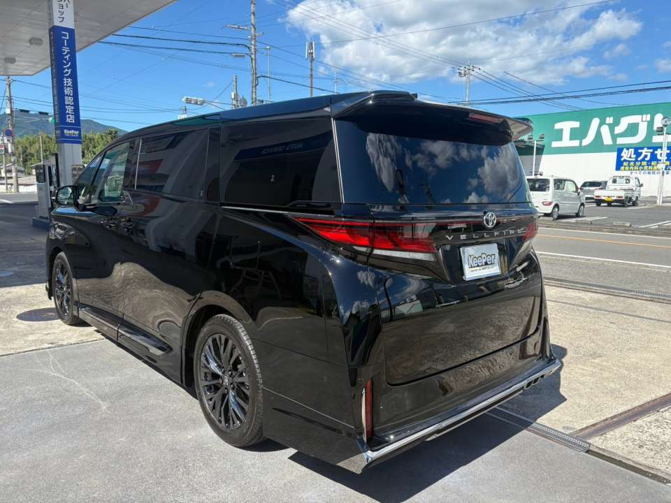 リアビューもムラのない美しいツヤで、ヴェルファイアの存在感がさらにアップしました。愛車を長くキレイに維持したい方は、ぜひフレッシュキーパーをご検討ください。現在、8月の施工予約を受付中です。