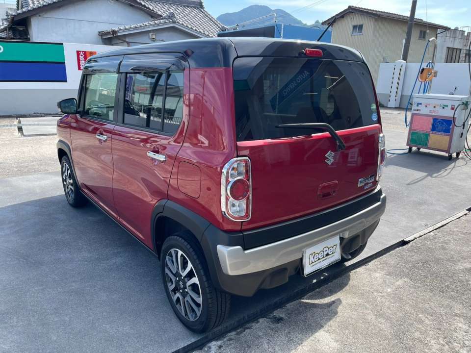 リアから見ても赤いボディの艶と黒い樹脂パーツのコントラストが美しく、車全体が引き締まった仕上がりです。クリスタルキーパーと樹脂パーツキーパーの同時施工は、ハスラーのように未塗装樹脂の多いお車にもおすすめです。