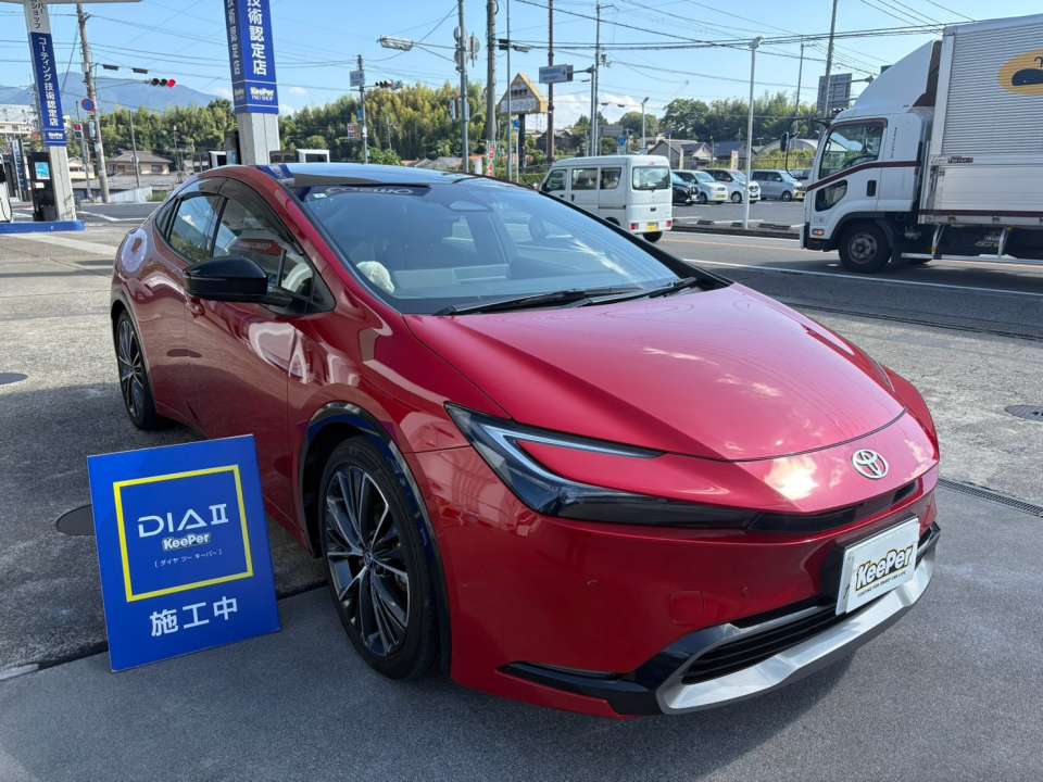 トヨタ プリウスにダイヤⅡキーパープレミアムを施工した赤いボディの深いツヤと透明感のある美しい仕上がり