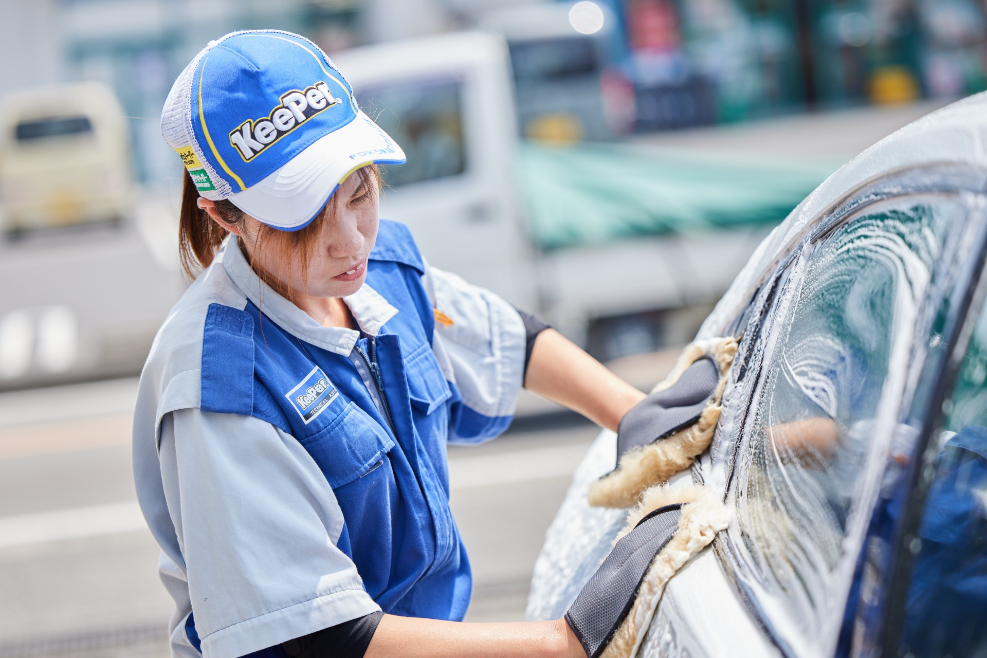 KeePer PRO SHOP 高野口SSで丁寧に洗車している様子