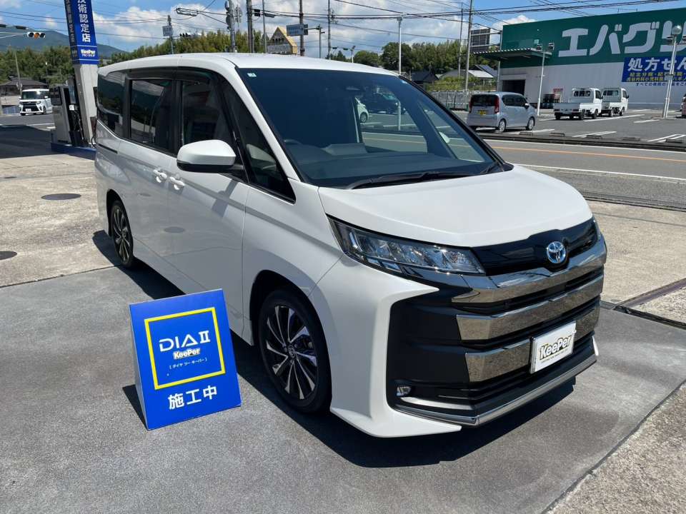 トヨタ ノアにダイヤⅡキーパーを施工したホワイトボディの透明感ある艶と美しい仕上がり