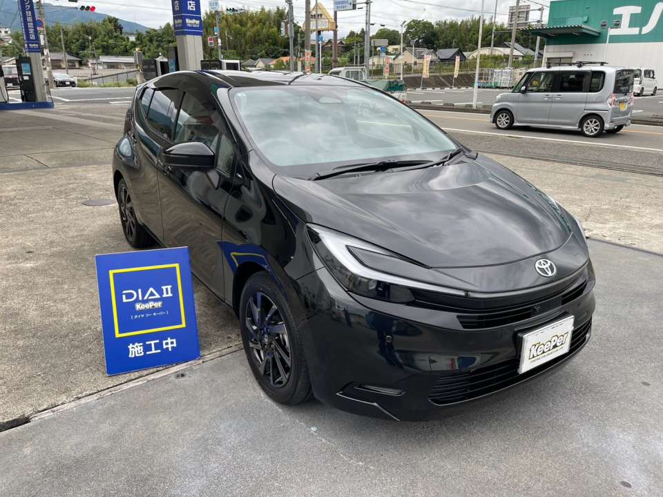 トヨタ アクアにダイヤⅡキーパーを施工した黒いボディの深みのある艶と美しい映り込み