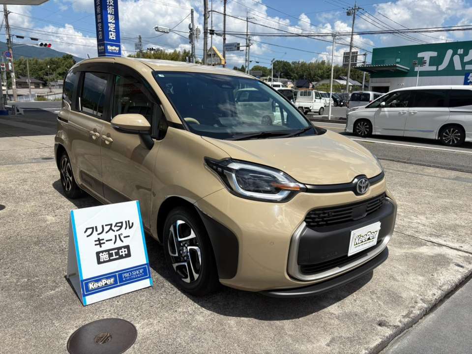 トヨタ シエンタにクリスタルキーパーを施工。ベージュのボディに自然な艶と透明感をプラスします。フロントからサイドにかけて、ボディの美しい光沢が感じられます。