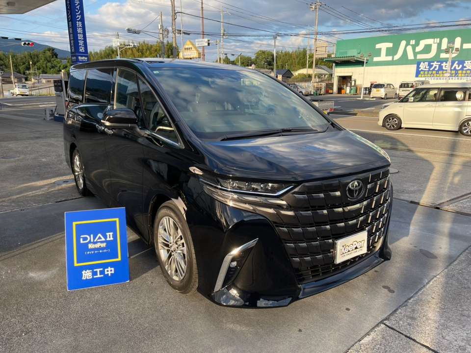 トヨタ アルファードにダイヤⅡキーパーを施工。存在感のある大型フロントグリルと、ブラックボディの重厚感が印象的です。ダイヤⅡキーパーの深い艶が、アルファードの高級感をさらに引き立てます。