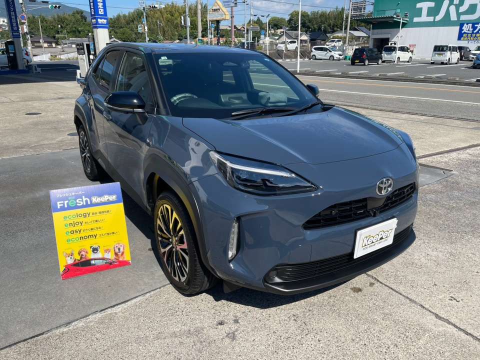 フレッシュキーパー施工後のトヨタ ヤリスクロス。落ち着いたグレーカラーに美しい艶が加わり、ボディの曲線がより際立つ仕上がりになりました。雨とともに汚れが流れ落ちやすく、普段のお手入れもラクになります。