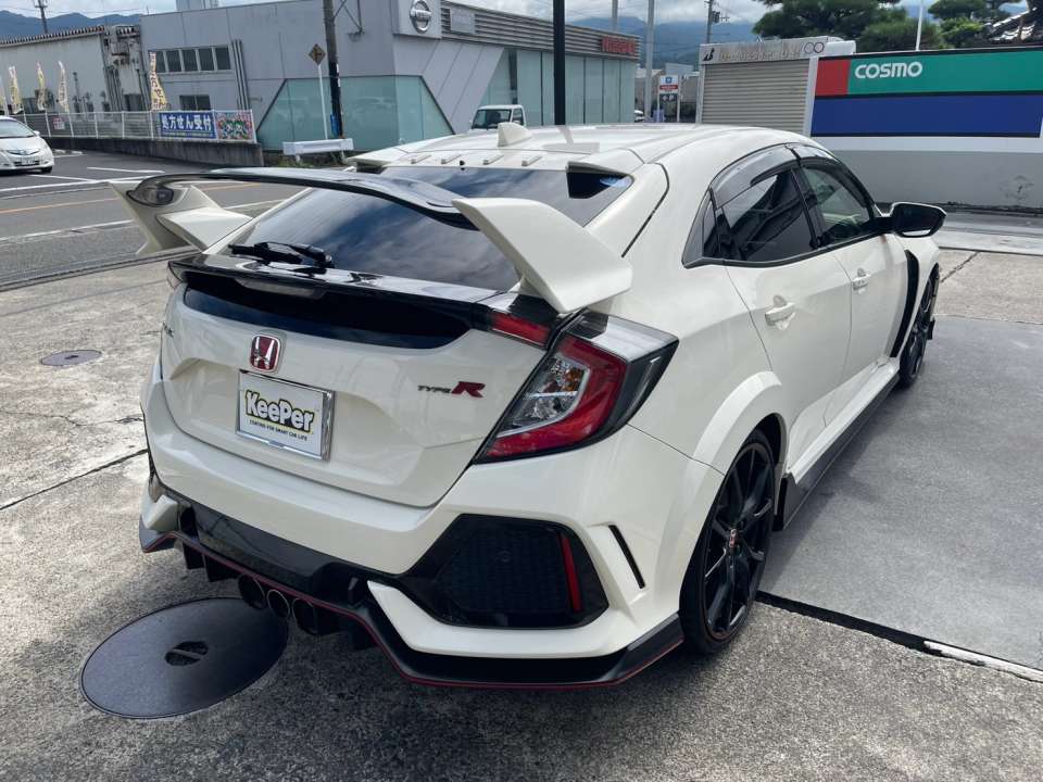 大型リアウイングが特徴的なシビック タイプR。リアまわりも美しい仕上がりです。これからも愛車の艶と水ハジキを維持できるよう、定期的なメンテナンスをおすすめしています。