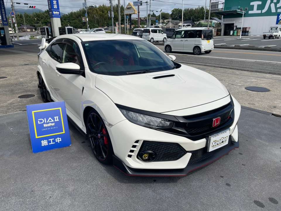 ホンダ シビック タイプRにダイヤⅡキーパーのBメンテナンスを施工しました。ホワイトのボディとブラックのパーツが美しく調和し、スポーティーな存在感を引き立てています。