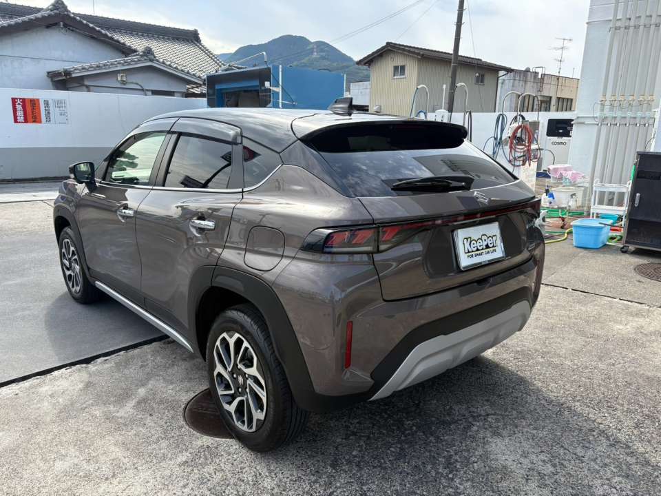 リアから見ても美しい艶と光沢。樹脂パーツキーパーで未塗装樹脂部分も保護し、ボディとのコントラストが際立つ、引き締まった印象に仕上がっています。