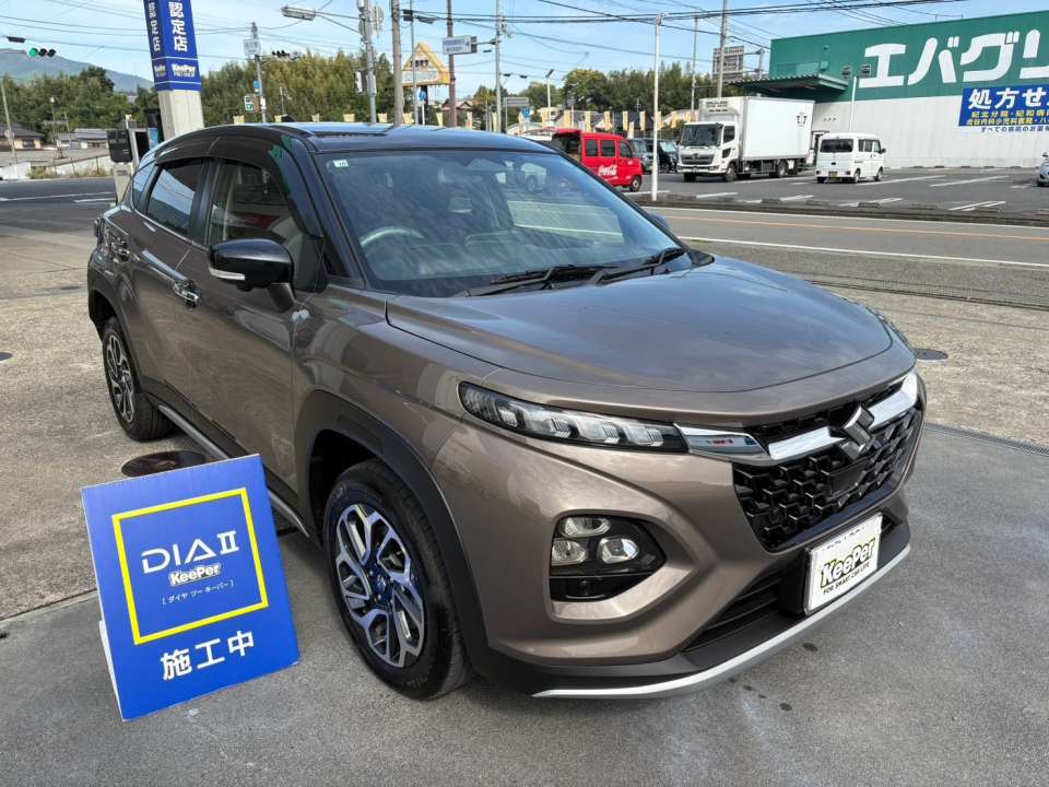 ダイヤⅡキーパーを施工したスズキ フロンクス。落ち着いたブラウン系のボディカラーに美しい艶が加わり、ボンネットからサイドにかけての光沢が際立っています。