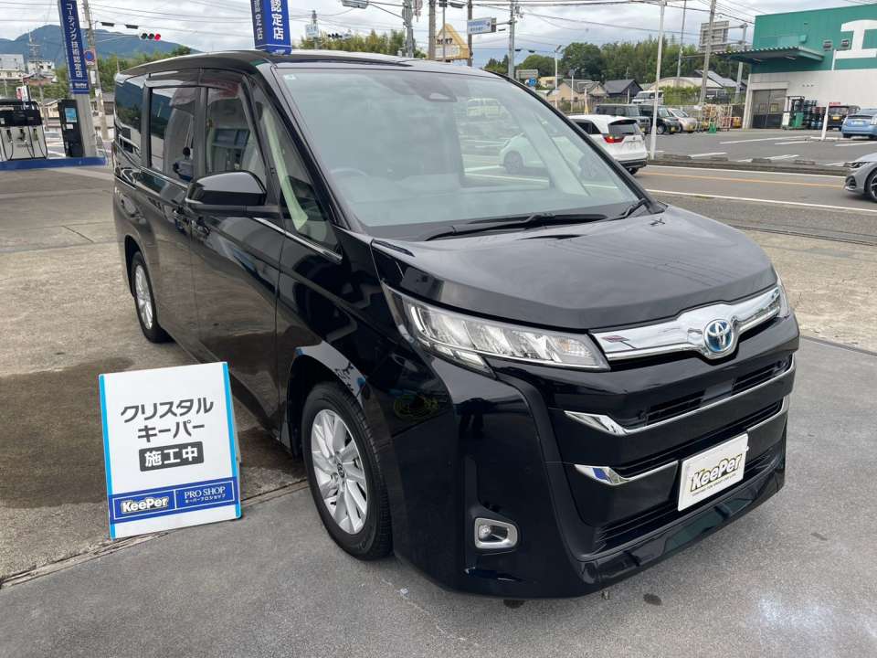 クリスタルキーパーを施工したトヨタ ノア。ブラックのボディに美しい艶と透明感が生まれ、フロントからサイドにかけての光沢が印象的です。黒い車ならではの重厚感が、より一層引き立つ仕上がりとなりました。