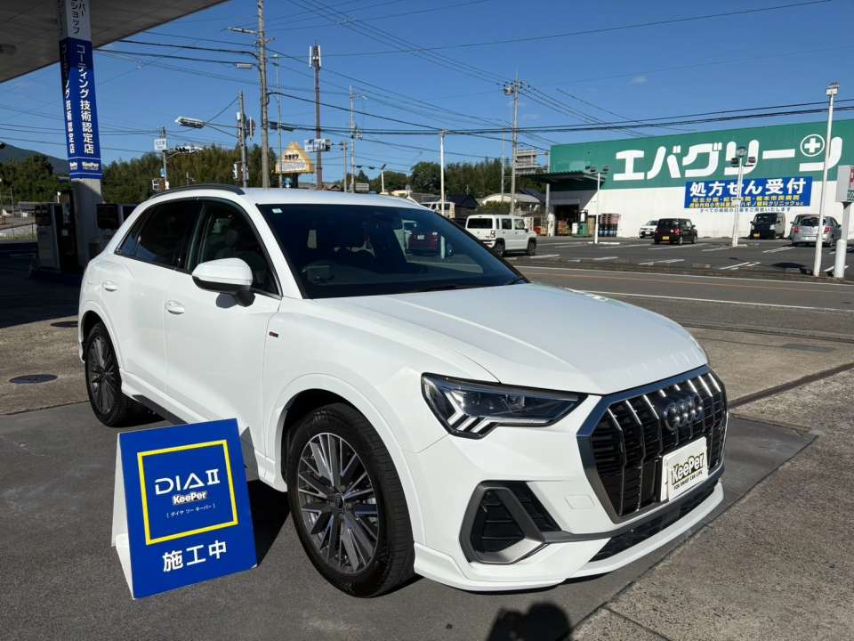 ダイヤⅡキーパーの施工で、アウディ Q3の白いボディに美しい艶が生まれました。光を受けて輝くホワイトカラーが、SUVの上質な存在感をさらに引き立てます。